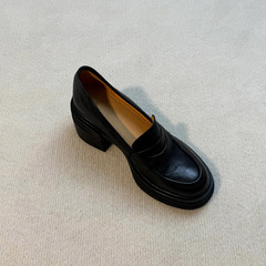 厚い底の太さと楽福の靴の女性の復古風の小さい背は高くなって1足のシンプルな小さい靴を漕ぎます。