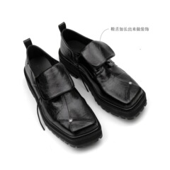 斜めの頭の白黒は色の楽福の靴の女性をぶつけます。