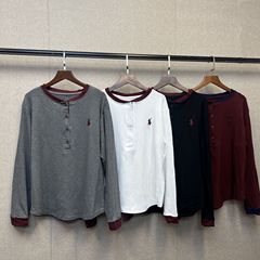 ポニー刺繍ボタンが色にぶつかってベルベットtシャツをつかむ