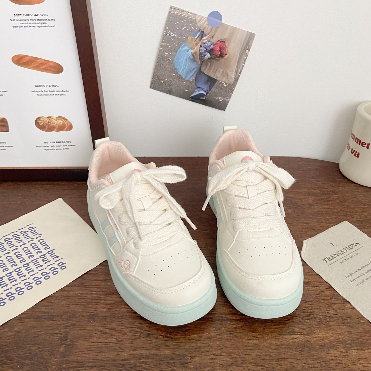 Zapatos de mujer con suela gruesa, zapatos blancos con suela suave no cansados, nuevos zapatos de nicho chic de otoño, zapatos deportivos casuales para estudiantes.