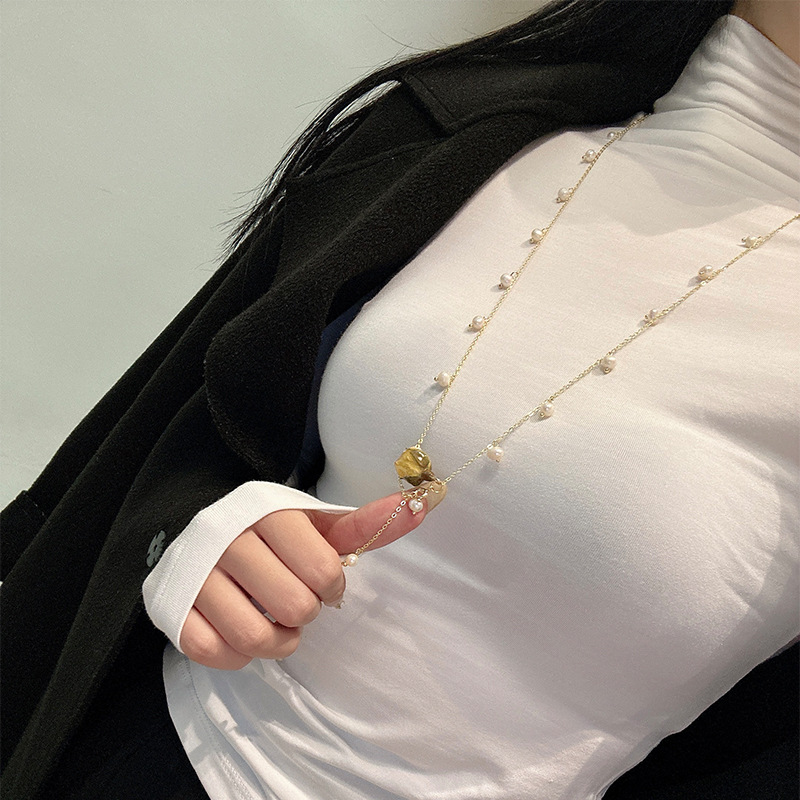 Luz europea y Americana de lujo natural de agua dulce de la perla suéter cadena nicho de alto grado de titanio collar de acero no se desvanece 18K chapado en oro image 3