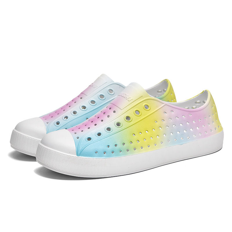 Zapatos de agujero ligero de verano al por mayor hombres y mujeres pareja verano antideslizante transpirable casual Hollow Beach Shoes sandalias