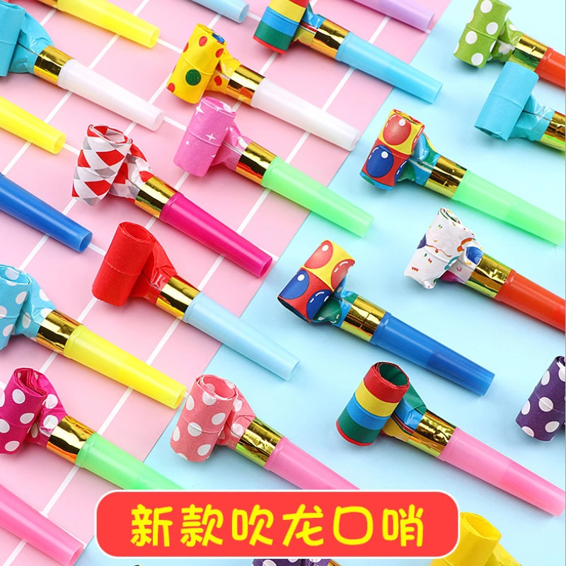 義烏夜市の屋台は小さい商品の輪を押して屋台を並べて卸売りします。|undefined