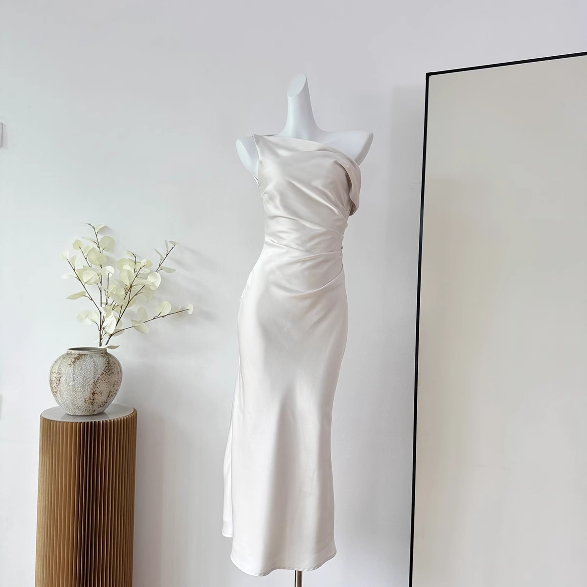 Roupas femininas Vestido de gola alta ombro a ombro estilo francês saia rabo de peixe cintura três cores verão 2024_voghion.com