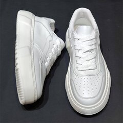 希少な外国貿易の最後の切り抜きの本革の男性の靴は超軽量で、通気性の小さい白い靴の特価の丸い頭の潮流の板の靴になります。
