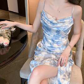 2026夏季新款法式方领甜美碎花吊带连衣裙温柔时尚女人味性感长裙