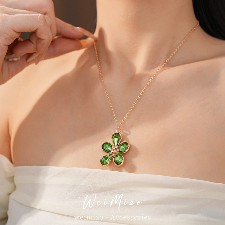 Collar verde de flores de diamante ligero de lujo nicho collar de clavícula de alta calidad temperamento conjunto de joyería de moda mujer