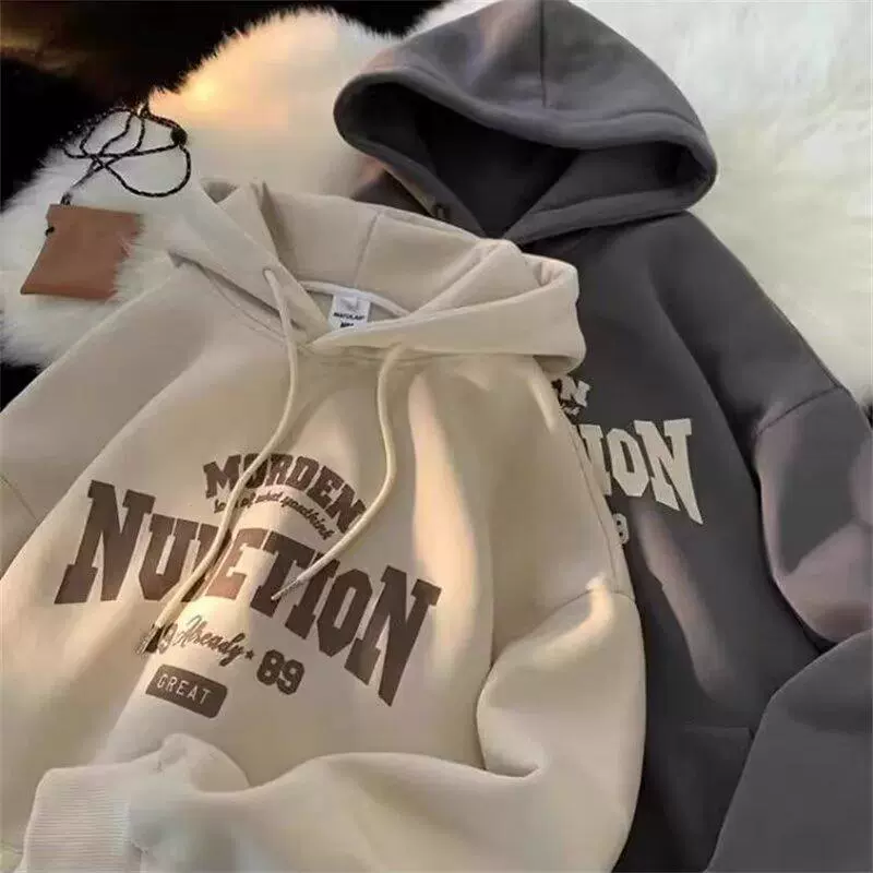 Осенние и зимние свободные тенденции с капюшоном и толстыми толстыми свитерами