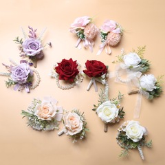 ヨーロッパ式の新郎の胸の花の白いバラのブローチの新婦の手首の花の屋外の結婚式のシミュレーションの花の花嫁の手首の花