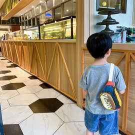 2025新款时尚可爱男孩胸包字母配饰撞色小腰包单肩斜挎小挎包