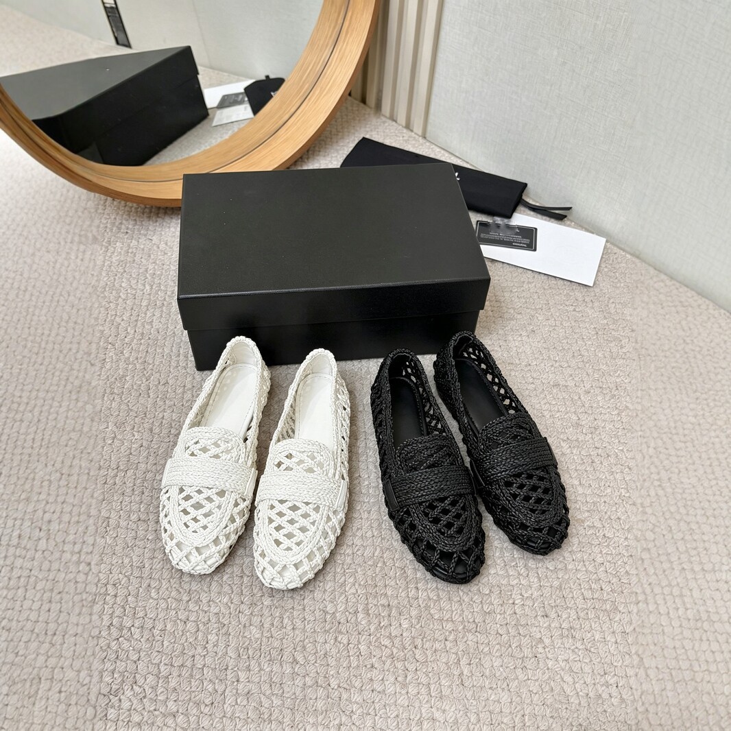 Woven black fashionable slippers for leisure