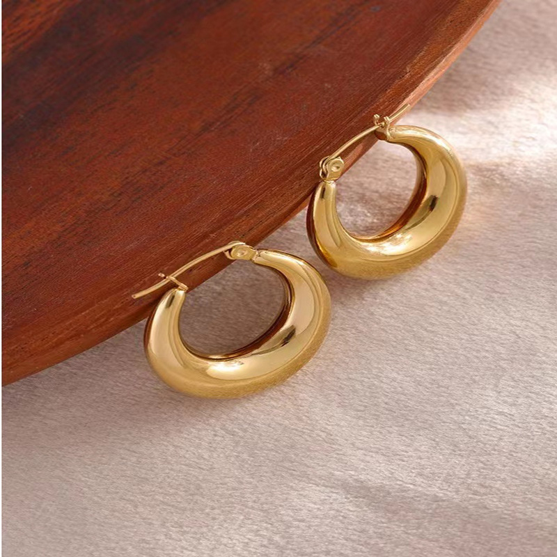 Pendientes huecos de acero inoxidable estilo retro estilo de lujo elegante de las mujeres de acero de titanio Chapado en media luna 18K pendientes huecos brillantes