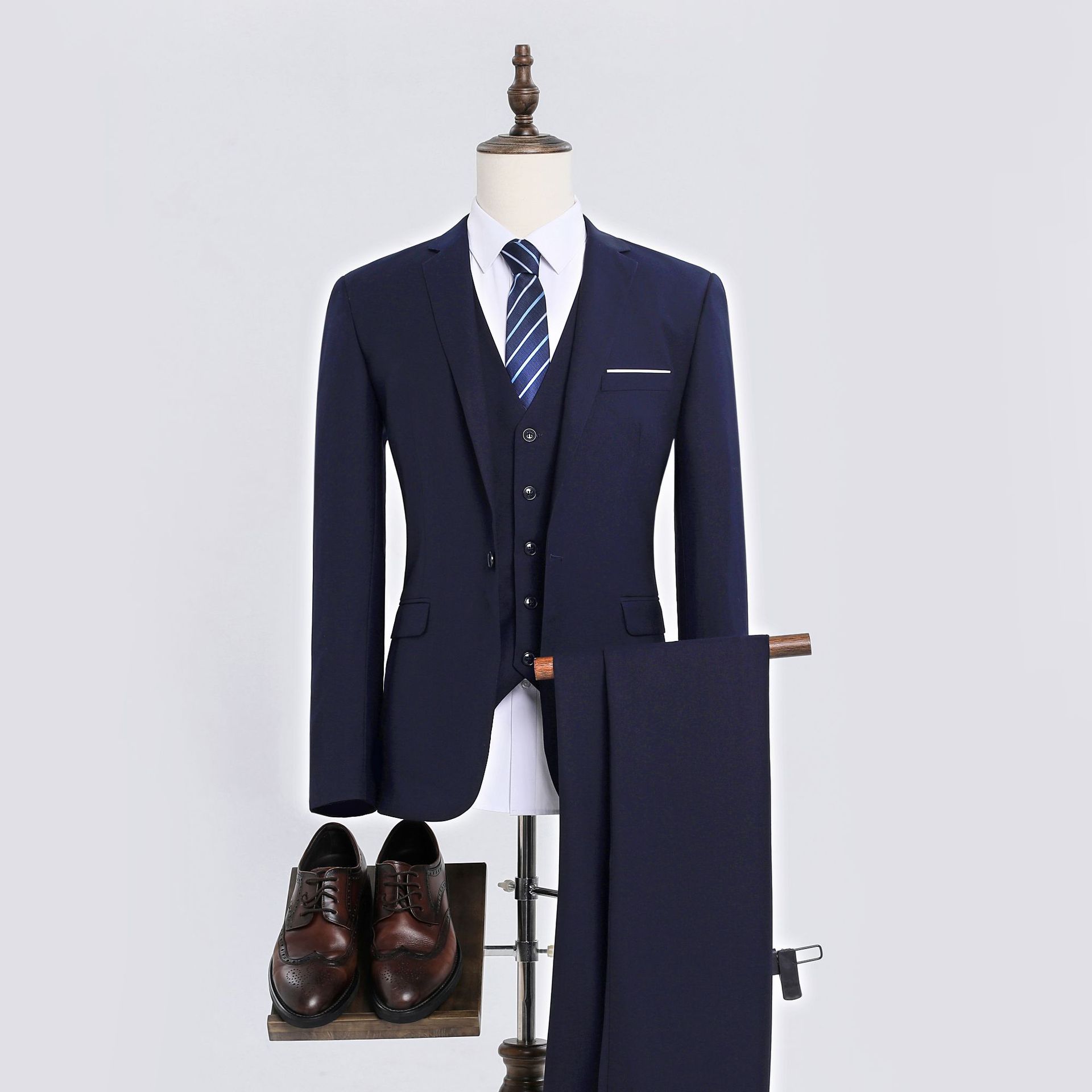 スーツの男性は3つのセットを着ています。