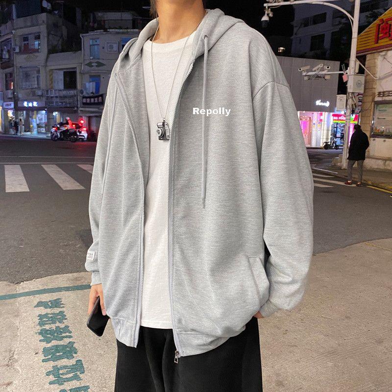 A must-have for early autumn: a grey, unlined RO jacket.