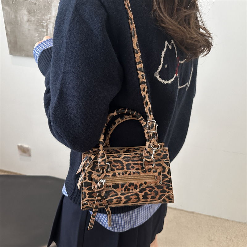 Bolso de moda leopardo en línea 2024 nuevo bolso de invierno pequeño bolso de invierno de mujer universal nicho bolso de mano
