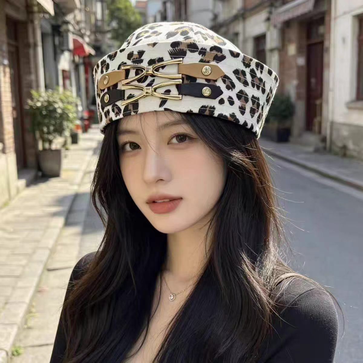 미색 레오파드 버클
