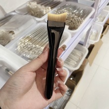 大号月牙粉底刷扁头无痕不吃粉弧形轻薄沧州化妆刷粉底专用面膜刷