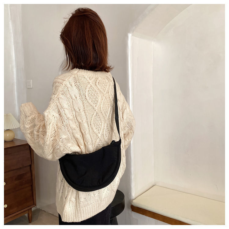 The new fashionable crossbody bag is a versatile and high-end bag for women, a casual and trendy single-shoulder bag, a crescent-shaped bag, and a dumpling bag for women undefined
