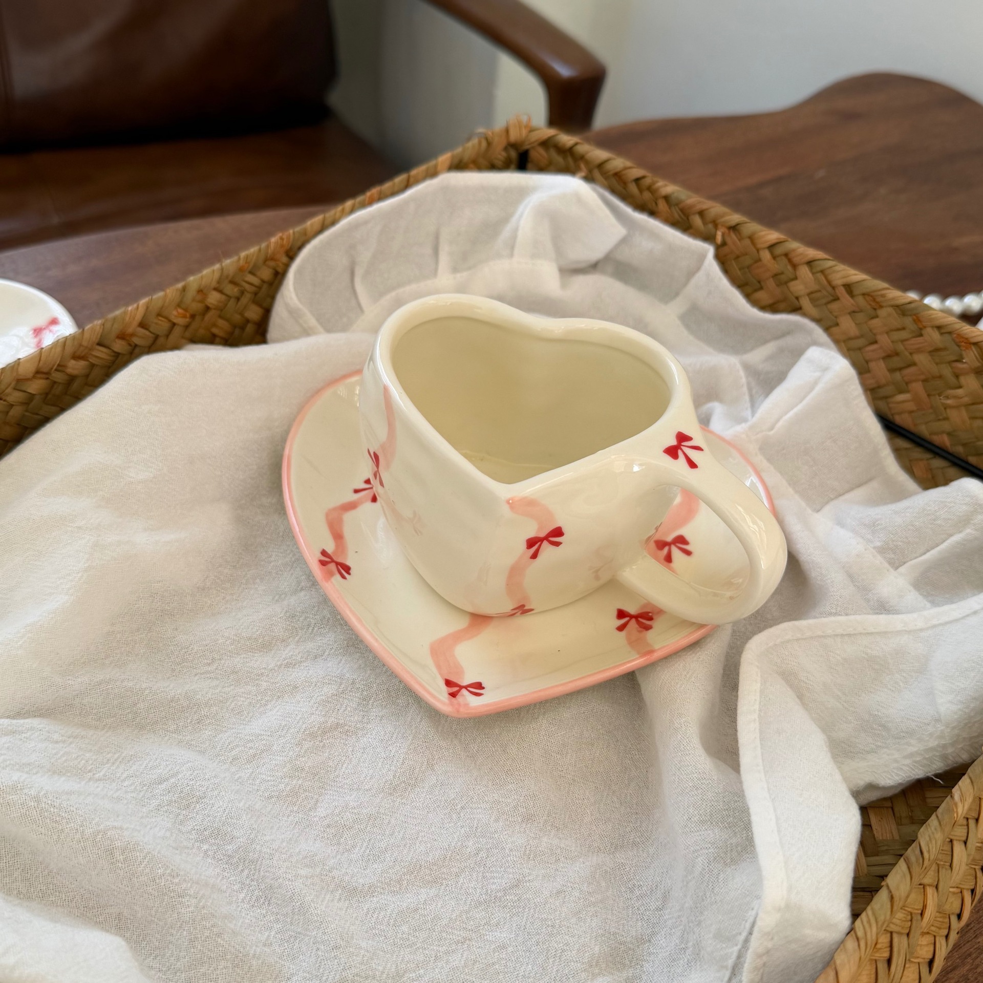 Estilo coreano inswind pintado a mano amor cerámica tazas y platos mano empujada irregular taza de café en forma de corazón plato de mesa de la tarde plato de taza