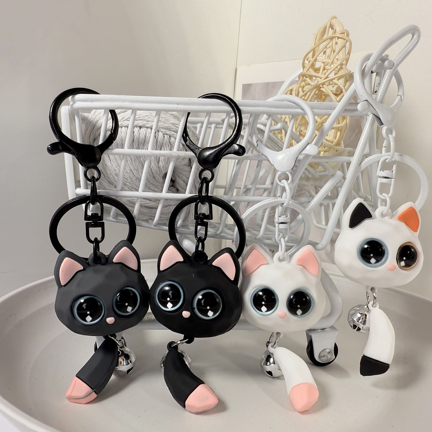 Creative Cartoon Big-Eyed Cat Keychain Pendant Resin Small Accessory Hanging Cat Figurine Ornament Small Gift