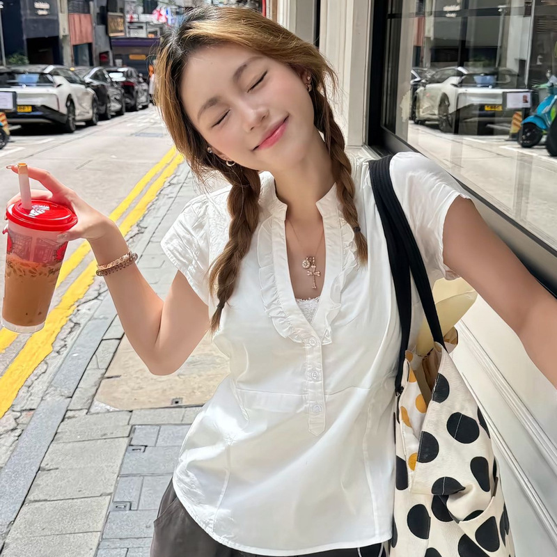 Korean-style gentle lace V-neck buttoned slim-fit shirt, summer white short-sleeve simple versatile top Korean-style gentle lace V-neck buttoned slim-fit shirt, summer white short-sleeve simple versatile top