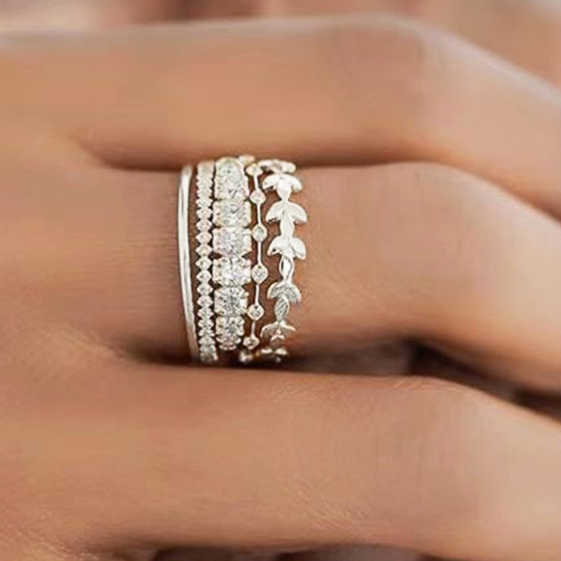 Set di anelli impilabili con zirconi in stile minimalista_voghion.com