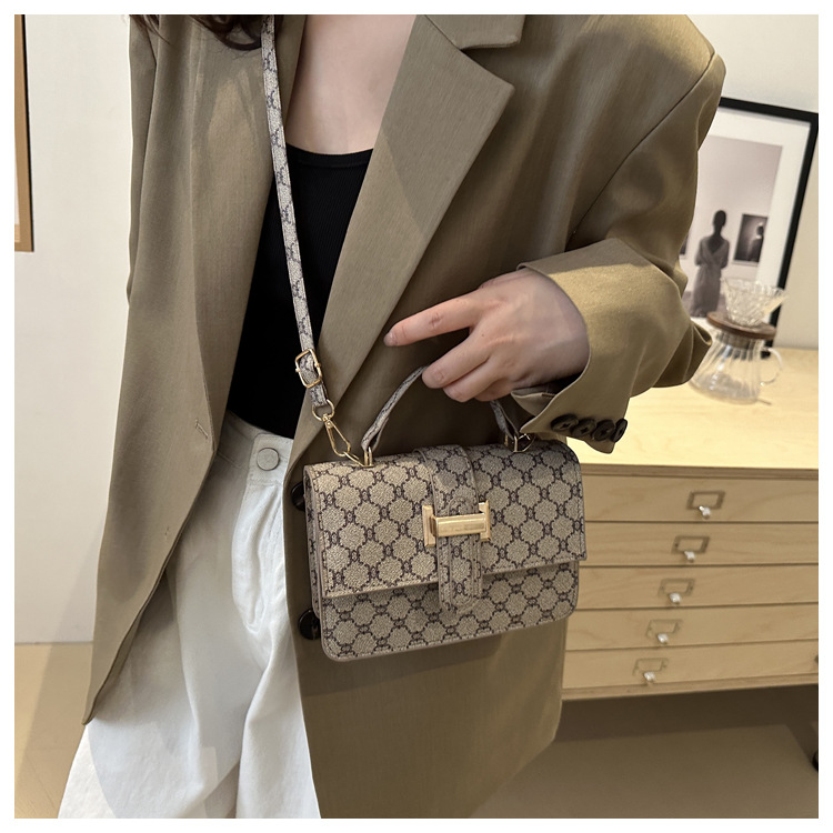 The 2024 new women's bag features a high-end texture, a niche and fashionable style, a retro and versatile small square bag, and a hand-held shoulder crossbody bag undefined