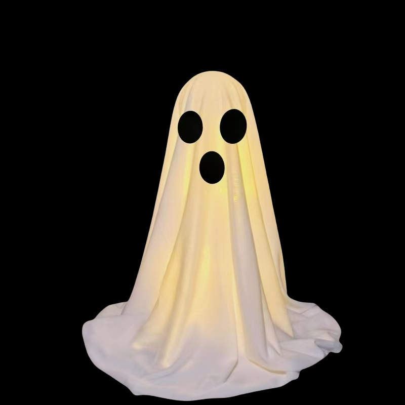 国境を越えたハロウィーンの幽霊テーブルがかわいいテーブルを並べて人形を飾るプラスチックの雰囲気テーブルが店のバーに飾られている|undefined