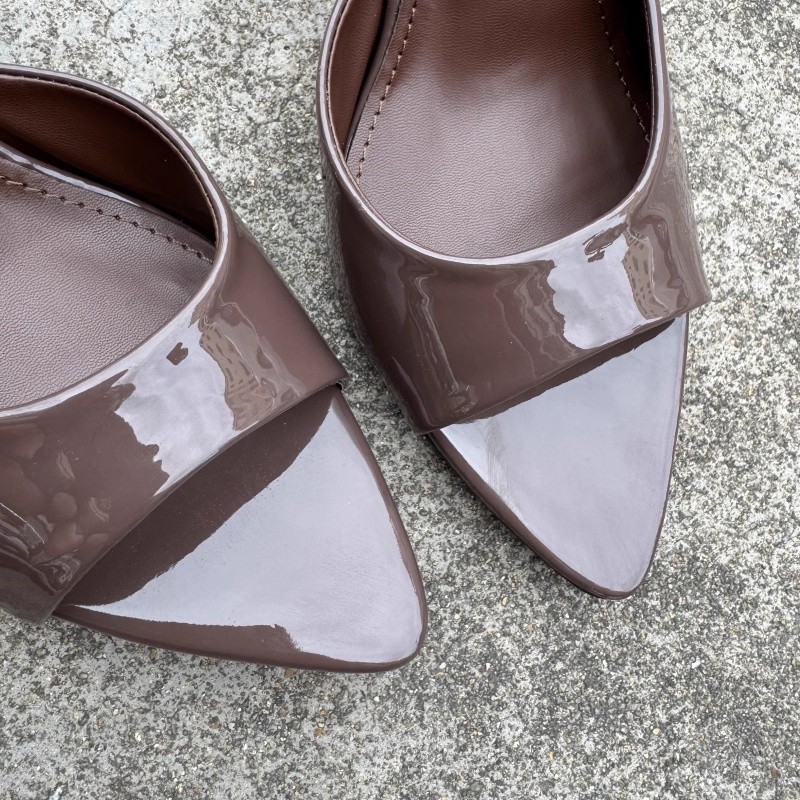 Mules de salto agulha com bico aberto em pele envernizada_voghion.com