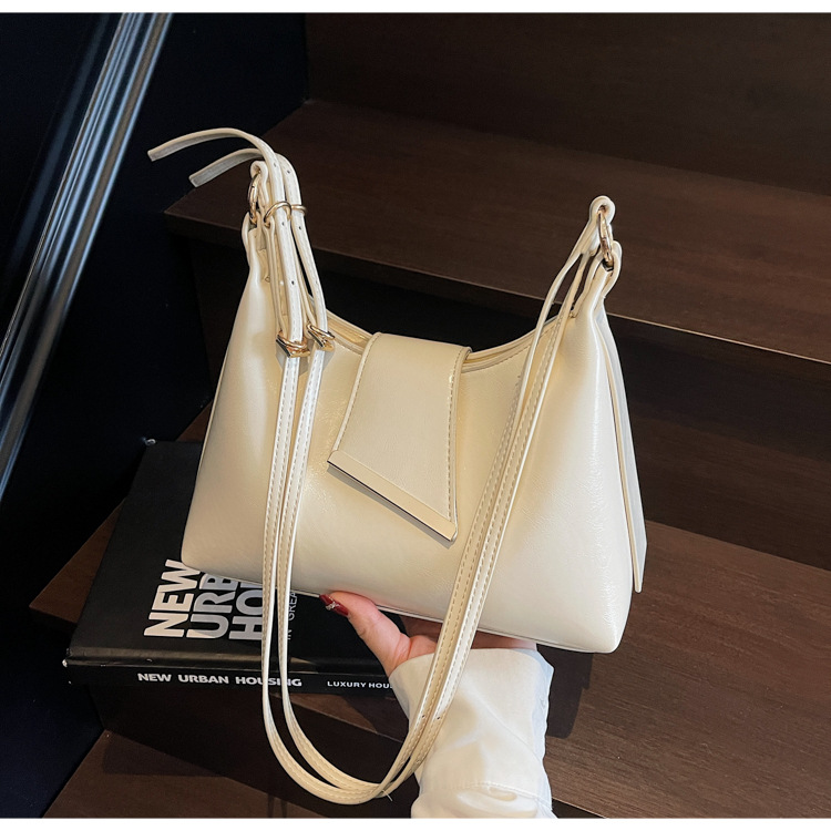 In the summer of 2025, new solid-color underarm bags for women are popular. These are simple and stylish underarm bags, handbags, and candy-colored single-shoulder bags undefined