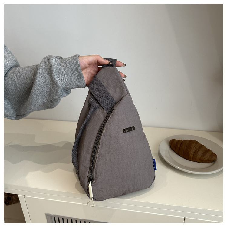 The new large-capacity, fashionable and versatile Korean casual chest bag for autumn and winter, as well as the simple travel canvas bag, are selling well among women undefined