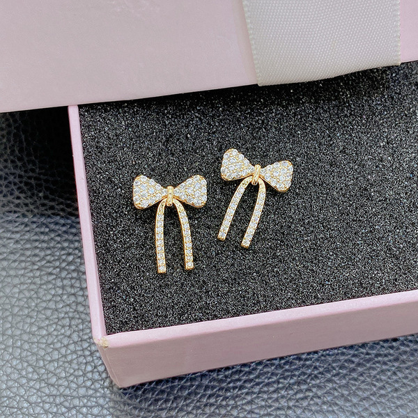 Cute sophisticated elegant fashionable universal earrings
