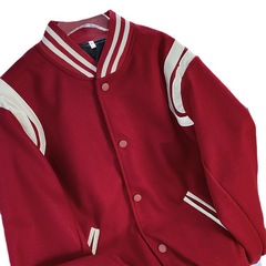 ジャケットの赤い野球服の女性は早春に年の新型のコートを着ます。