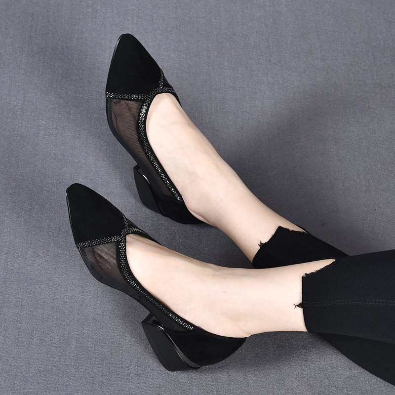 2024 년 새로운 여름 메쉬 샌들 여성용 로우 힐 소프트 솔 가죽 할로우 신발 뾰족한 플랫 통기성 가죽 신발