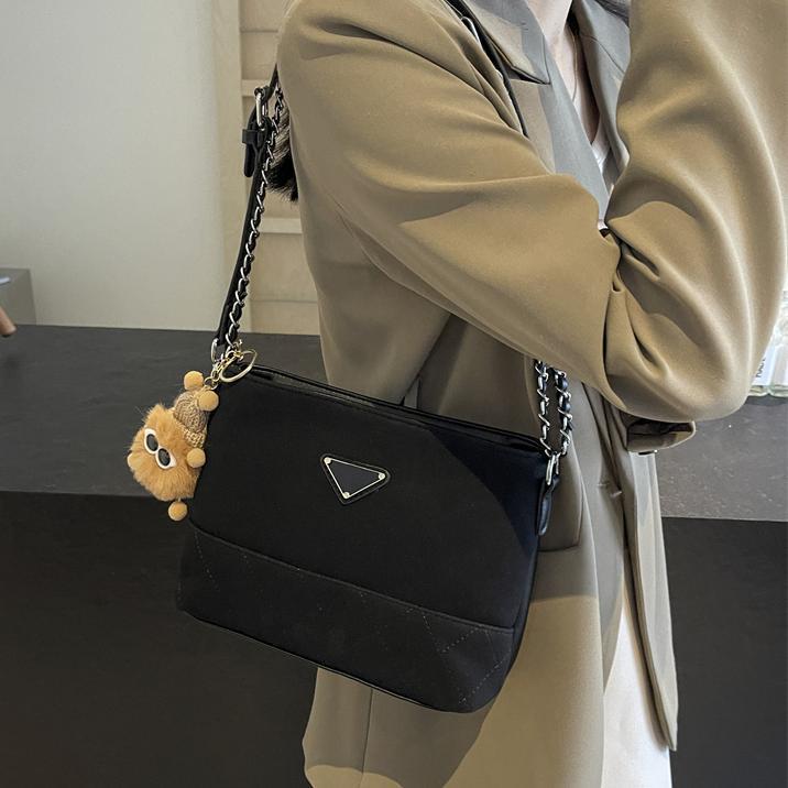 Bolso retro esmerilado simple bolso de mujer otoño / invierno 2024 nueva cadena bolso pequeño de moda estilo extranjero bolso de transporte