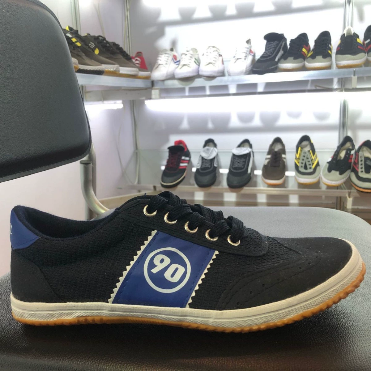 Новый завод по производству парусиновой и резиновой обуви в Шаньдуне, вулканизированные резиновые подошвы из Шаньдуна, оптовая продажа высококачественной рабочей и спортивной обуви для отдыха.