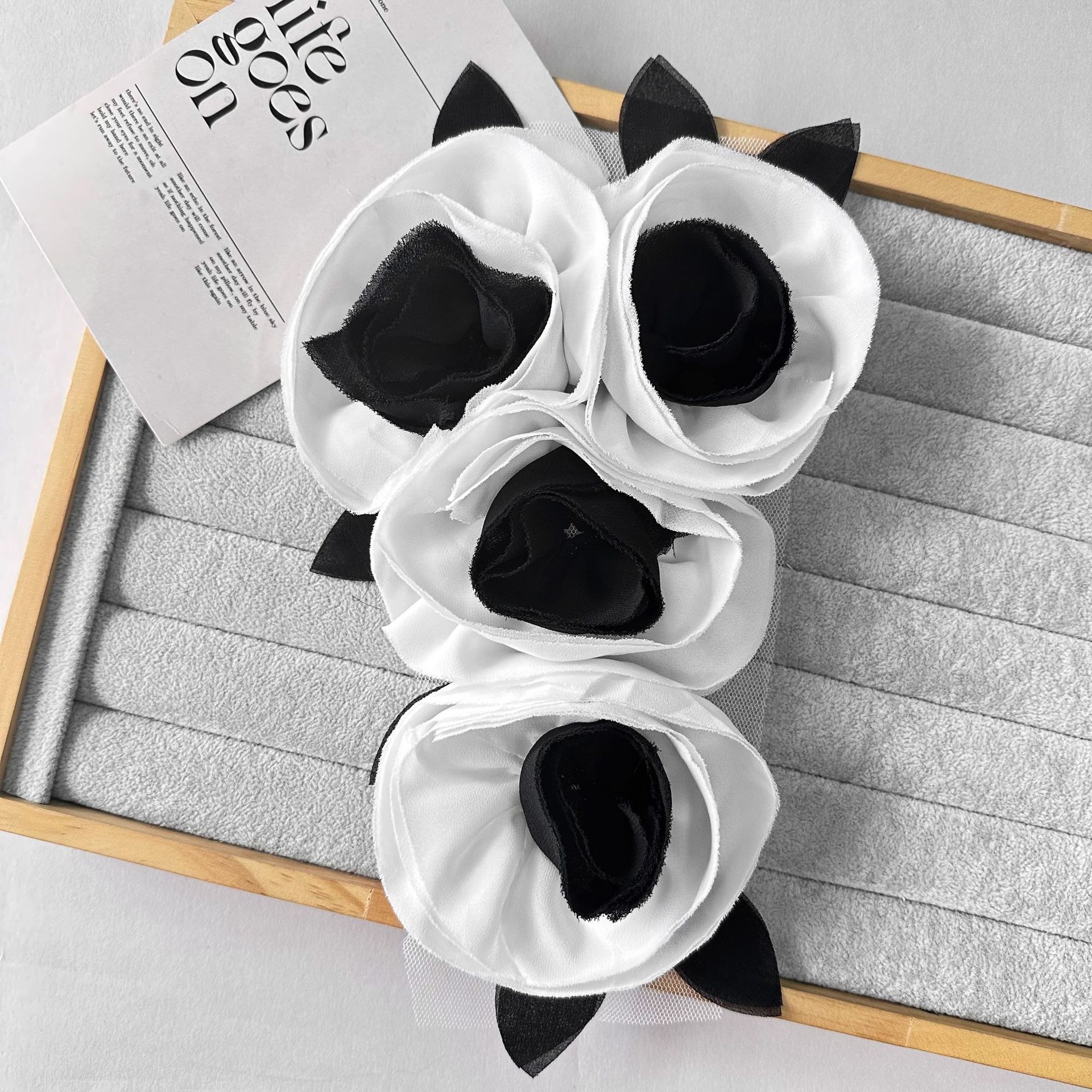 Flores blancas y negras cosidas a mano materiales de flores de pecho falsas DIY toque de cabello camisa vestido decoración