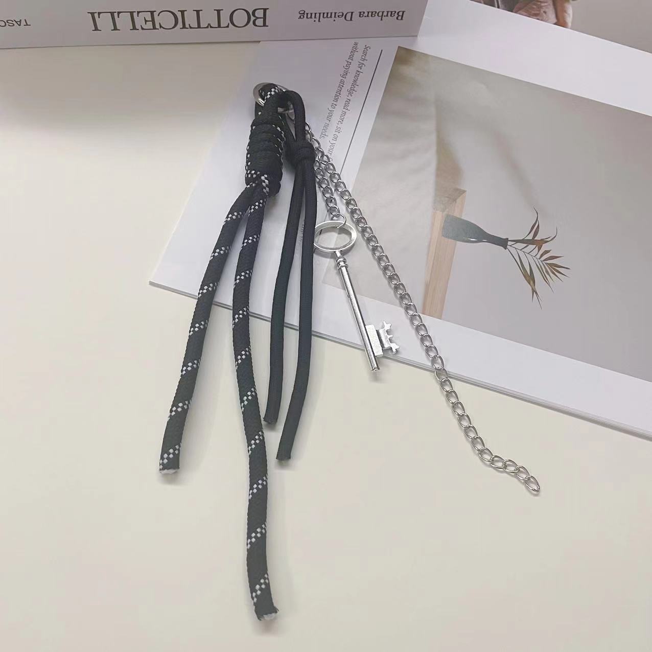 열쇠가 달린 검은색 밧줄