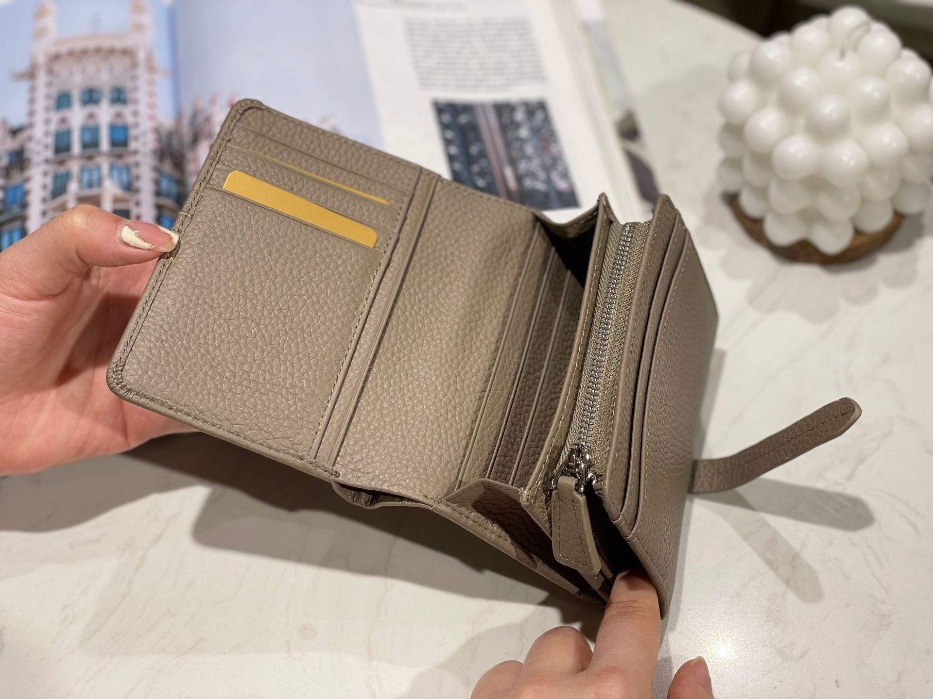 Women's Solid Color Genuine Leather Buckle Small Wallets display picture 10