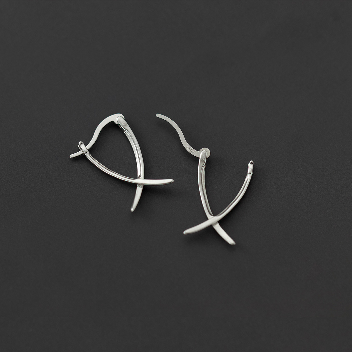 Eloch s925 plata simple corta línea cruzada pendientes de orejas femeninas temperamento coreano pendientes de orejas M00984