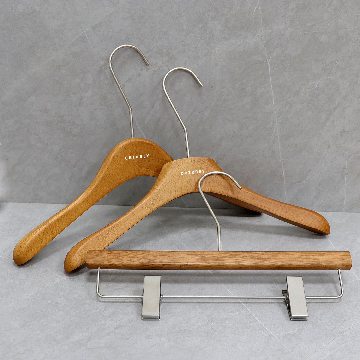 Percha de Madera Maciza Color Nogal de Madera Antideslizante para Tienda de Ropa