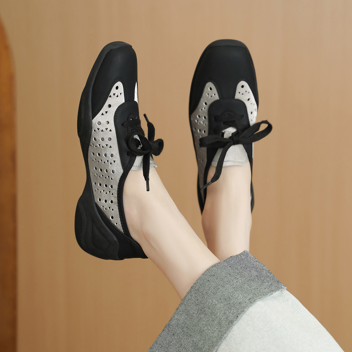 Giày sneaker nữ phối màu đục lỗ dây buộc mũi sâu đế mềm da mềm — đen
