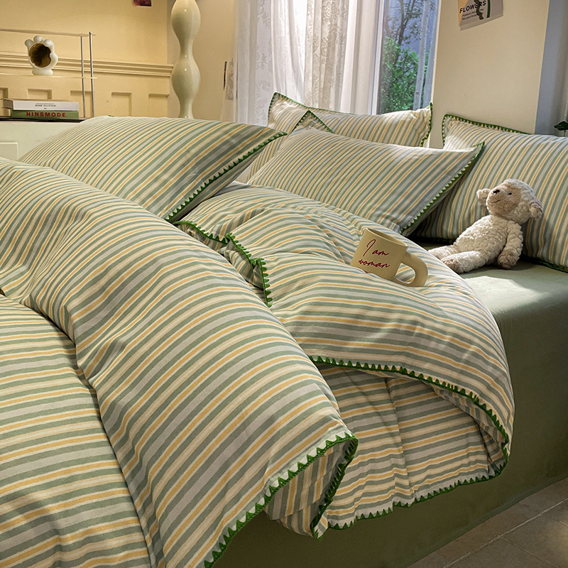 El borde de la concha a rayas de algodón se muele a finales del verano - verde