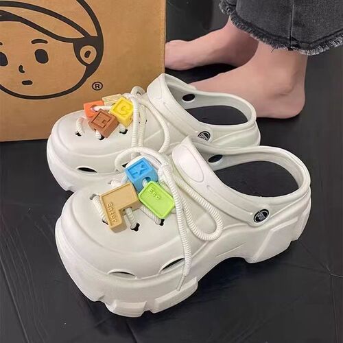 Chic New Holeshoes for Women, Summer Outerwear, Cute Cartoon Style, Anti-Slip, Anti-Odor, Soft, Thick-Soled Slides with Holes