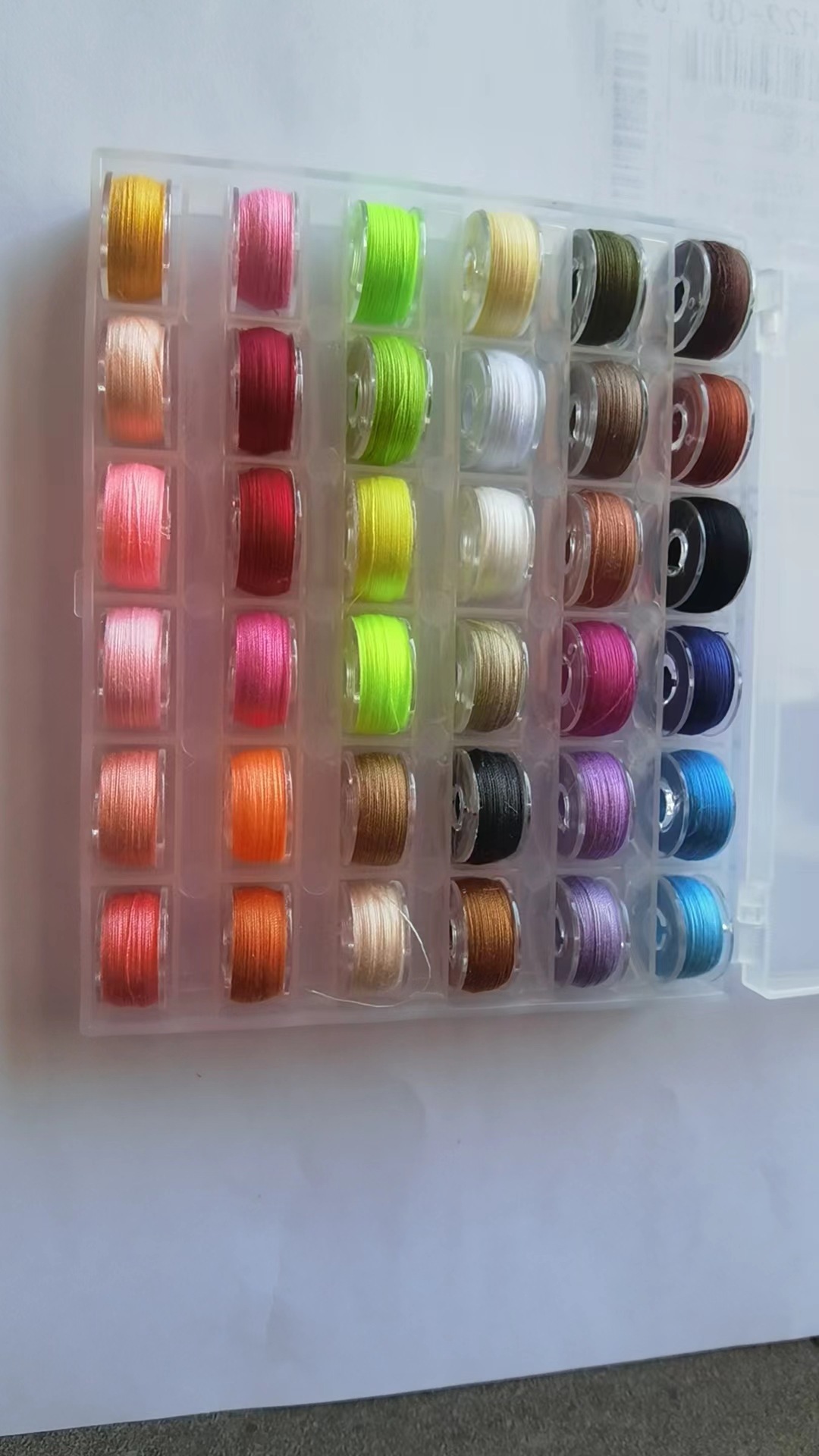 36 rejilla transparente con hilo caja de lanzadera corazón más color fijo color brillante color frío color cálido al por mayor juego de hilo de coser de 36 colores