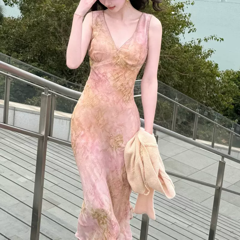 凝脂芙蓉 美到心尖儿 温柔显白性感斜裁显瘦V领连衣裙长裙2025新