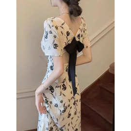 方领茶歇法式连衣裙女2025年夏季新款不规则开叉遮肉显瘦碎花裙子