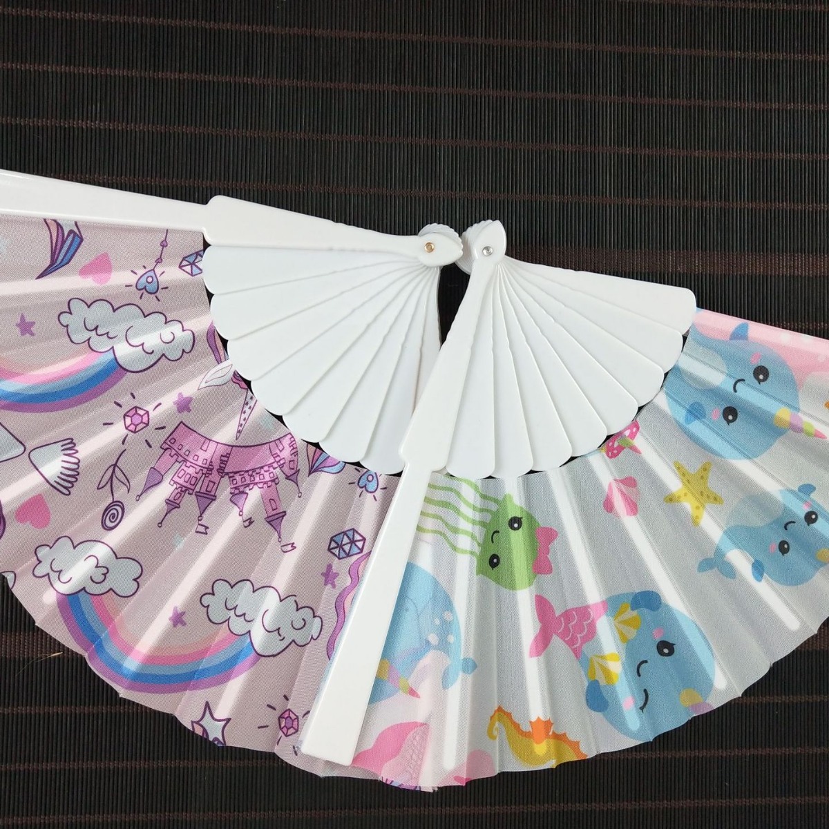 Hay en stock hueso de plástico fresco ventilador plegable creativo Oxford paño superficie del ventilador delfín tema