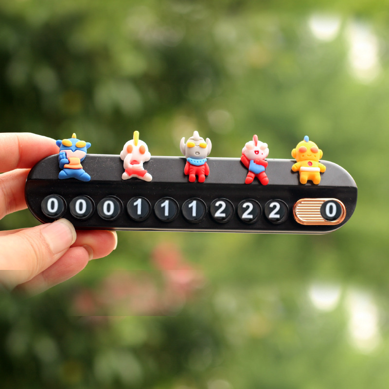 Muñeca pequeña creativa placa de estacionamiento de automóvil placa de número de automóvil estacionamiento temporal lindo adorno de automóvil de dibujos animados