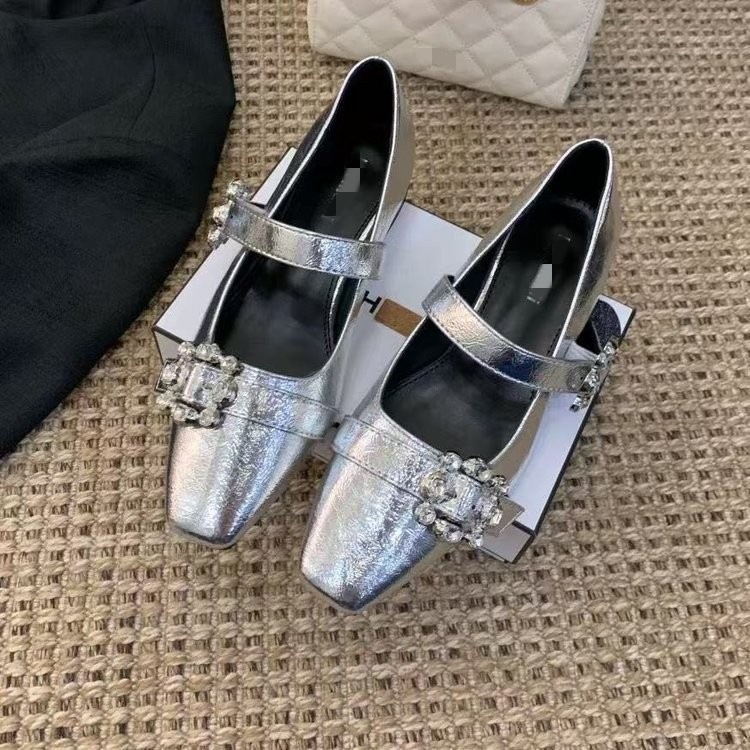 Zapatos franceses de diamante Marie Jean 2026 nuevo verano una palabra zapatos de una sola palabra temperamento versátil zapatos super hadas zapatos de una sola boca superficial zapatos